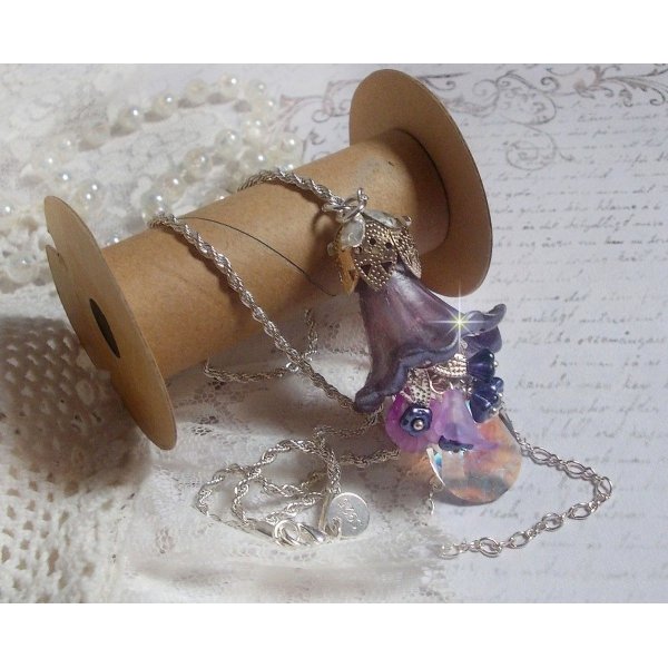 Pendentif Eclat de Cristal mont&eacute; avec une goutte en Cristal, fleurs en Verre, fleurs lucites dont une plus grande peinte &agrave; la main avec paillettes Argent&eacute;es. Une composition florale