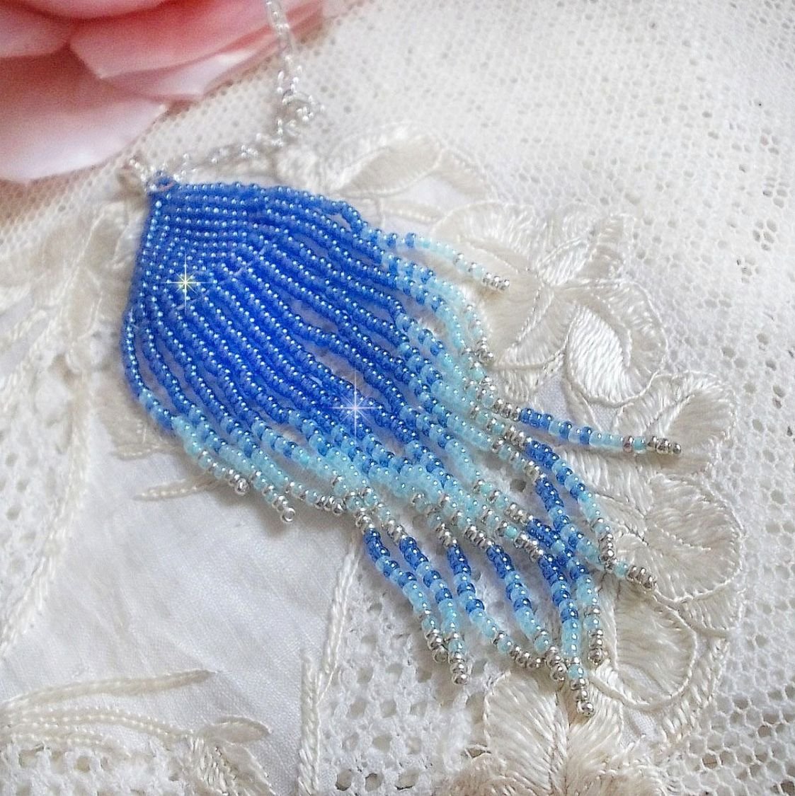 Zachte blauwe dromen hanger gemaakt met Sky Blue, saffier, zilveren kwaliteit zaad kralen met 925/1000 Sterling Silver accessoires