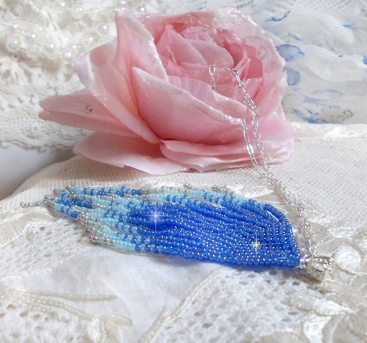 Zachte blauwe dromen hanger gemaakt met Sky Blue, saffier, zilveren kwaliteit zaad kralen met 925/1000 Sterling Silver accessoires