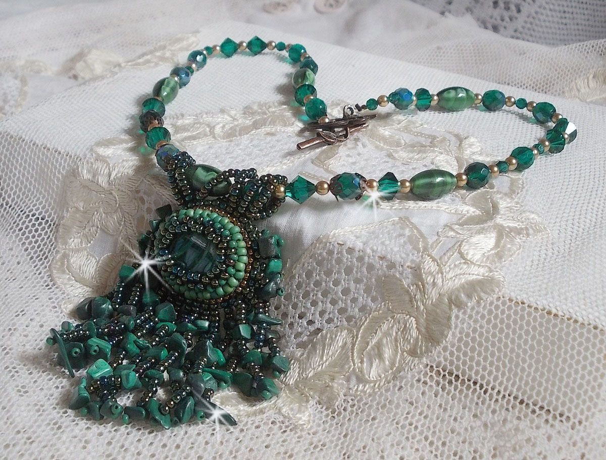 Smaragdgroene hanger geborduurd met Natuurlijke Malachiet cabochon en chips, kristallen, facetten en kralen