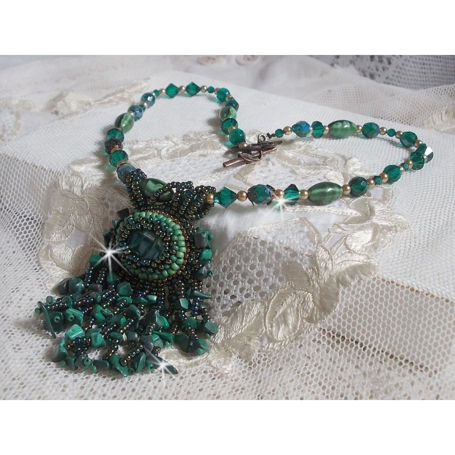 Smaragdgroene hanger geborduurd met Natuurlijke Malachiet cabochon en chips, kristallen, facetten en kralen