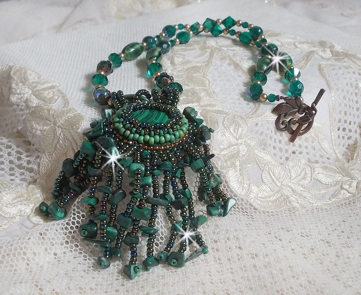 Smaragdgroene hanger geborduurd met Natuurlijke Malachiet cabochon en chips, kristallen, facetten en kralen