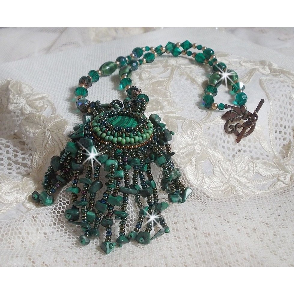 Smaragdgroene hanger geborduurd met Natuurlijke Malachiet cabochon en chips, kristallen, facetten en kralen