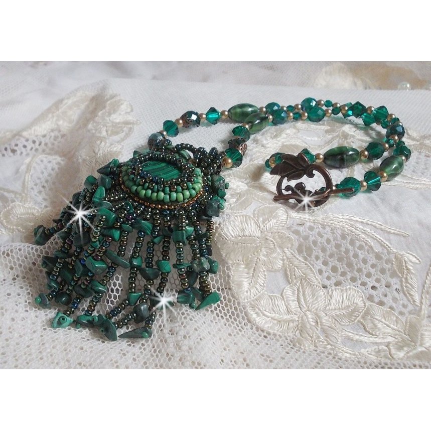 Smaragdgroene hanger geborduurd met Natuurlijke Malachiet cabochon en chips, kristallen, facetten en kralen