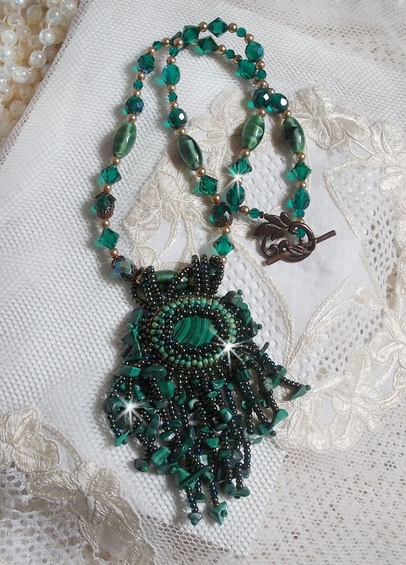 Smaragdgroene hanger geborduurd met Natuurlijke Malachiet cabochon en chips, kristallen, facetten en kralen