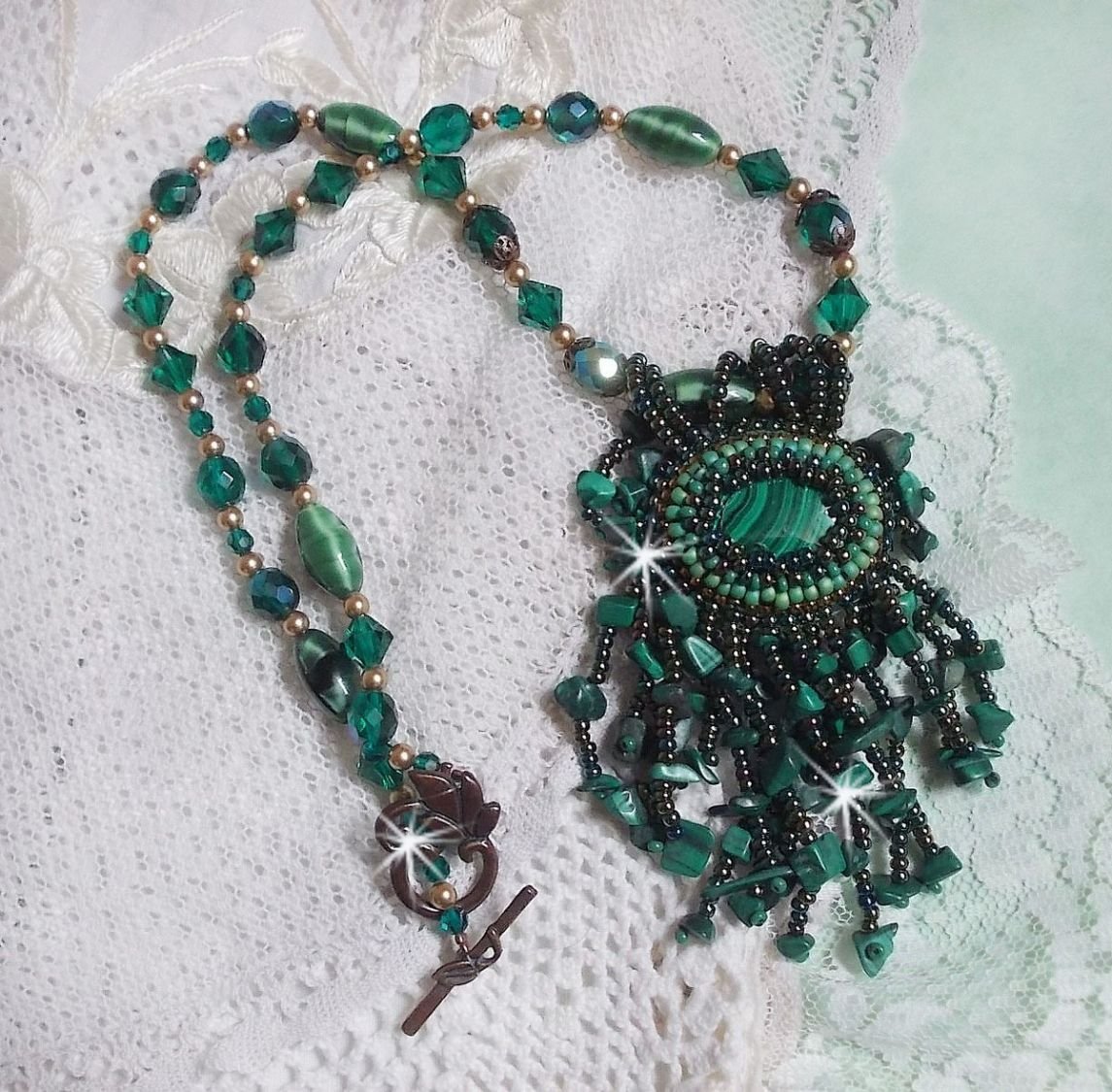Smaragdgroene hanger geborduurd met Natuurlijke Malachiet cabochon en chips, kristallen, facetten en kralen
