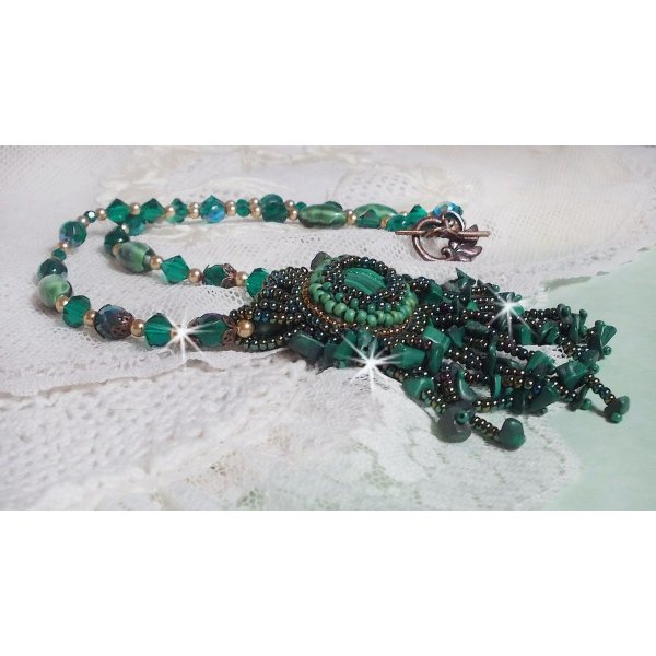 Smaragdgroene hanger geborduurd met Natuurlijke Malachiet cabochon en chips, kristallen, facetten en kralen