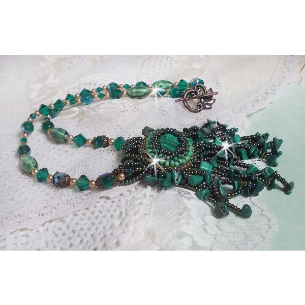 Smaragdgroene hanger geborduurd met Natuurlijke Malachiet cabochon en chips, kristallen, facetten en kralen