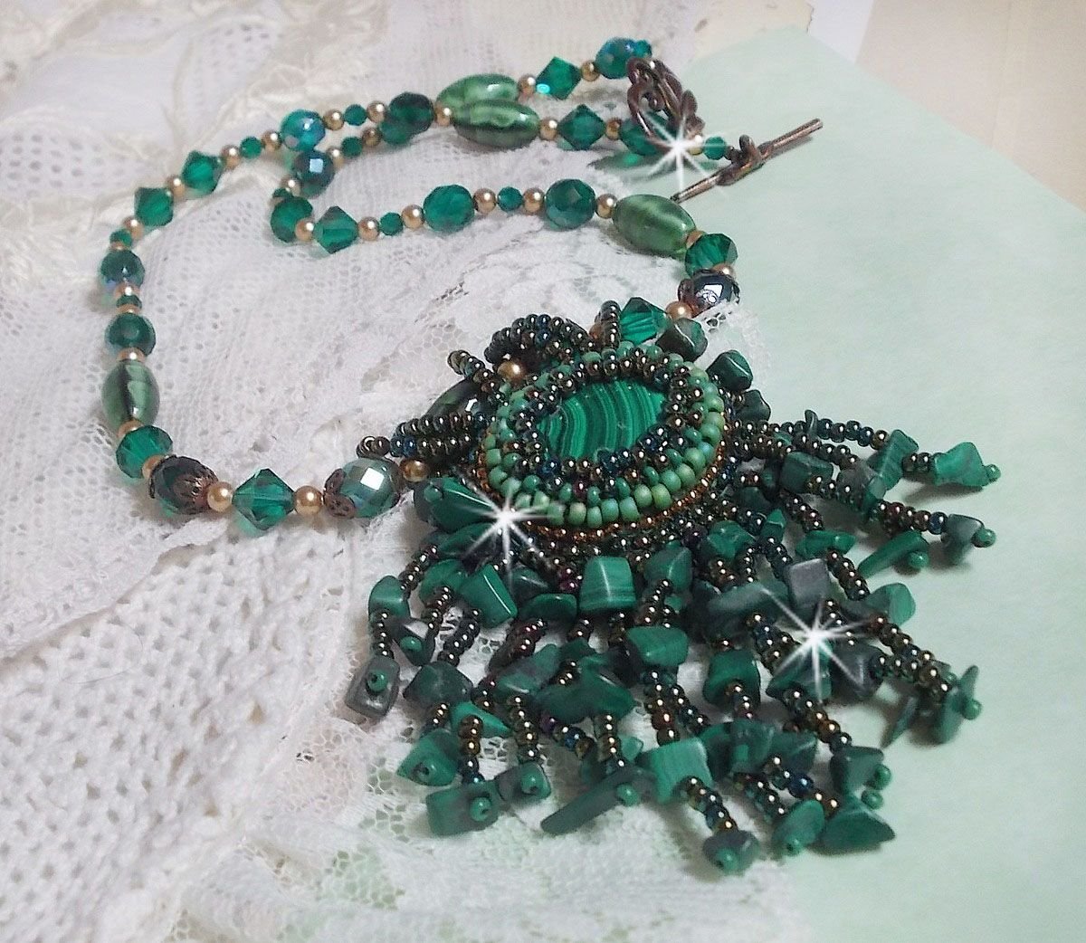 Smaragdgroene hanger geborduurd met Natuurlijke Malachiet cabochon en chips, kristallen, facetten en kralen