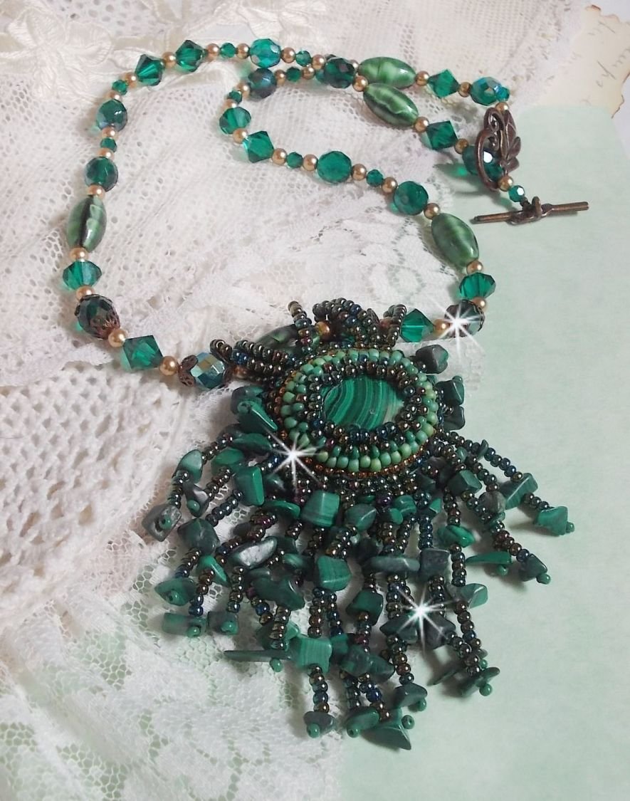 Smaragdgroene hanger geborduurd met Natuurlijke Malachiet cabochon en chips, kristallen, facetten en kralen
