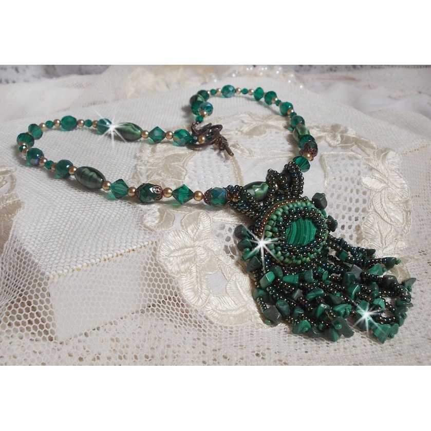Smaragdgroene hanger geborduurd met Natuurlijke Malachiet cabochon en chips, kristallen, facetten en kralen