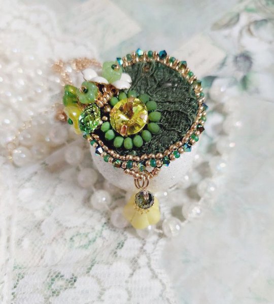 Pendentif Espoir brod&eacute; avec perles verres, rocailles, dentelle, b&eacute;li&egrave;re argent 925, anneau et perles Cristal Swarovski