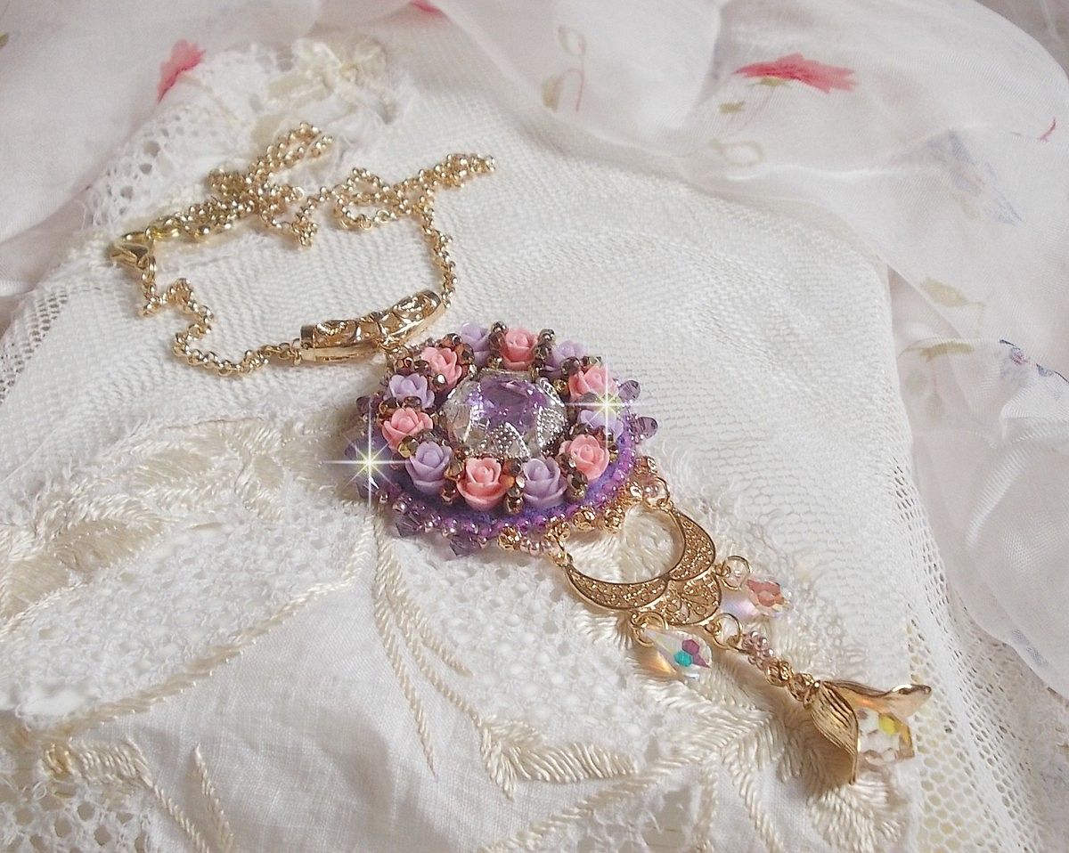 Halsketting hanger Ice Purple geborduurd met Swarovski kristallen 