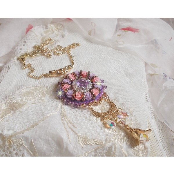 Halsketting hanger Ice Purple geborduurd met Swarovski kristallen 