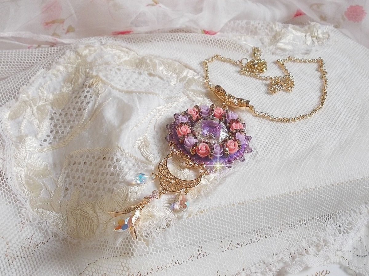 Halsketting hanger Ice Purple geborduurd met Swarovski kristallen 