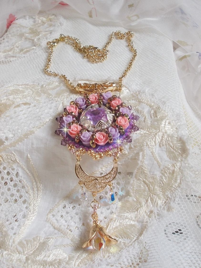 Halsketting hanger Ice Purple geborduurd met Swarovski kristallen 