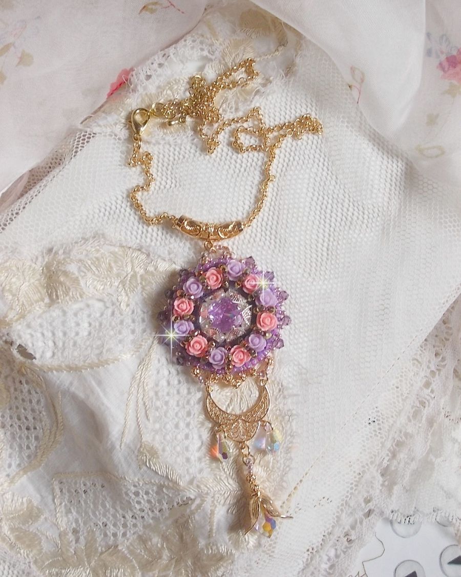 Halsketting hanger Ice Purple geborduurd met Swarovski kristallen 
