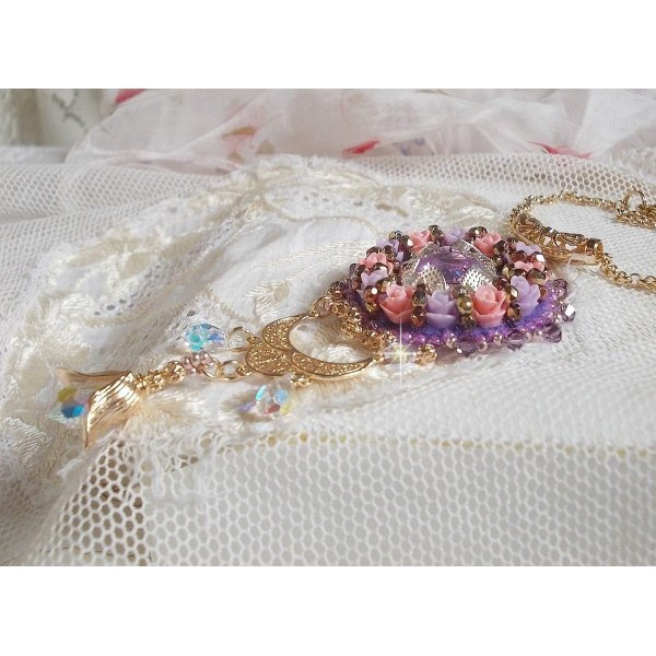 Halsketting hanger Ice Purple geborduurd met Swarovski kristallen 