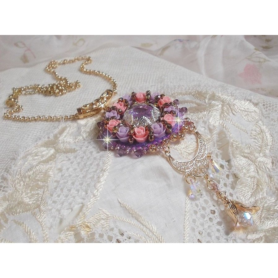 Halsketting hanger Ice Purple geborduurd met Swarovski kristallen 