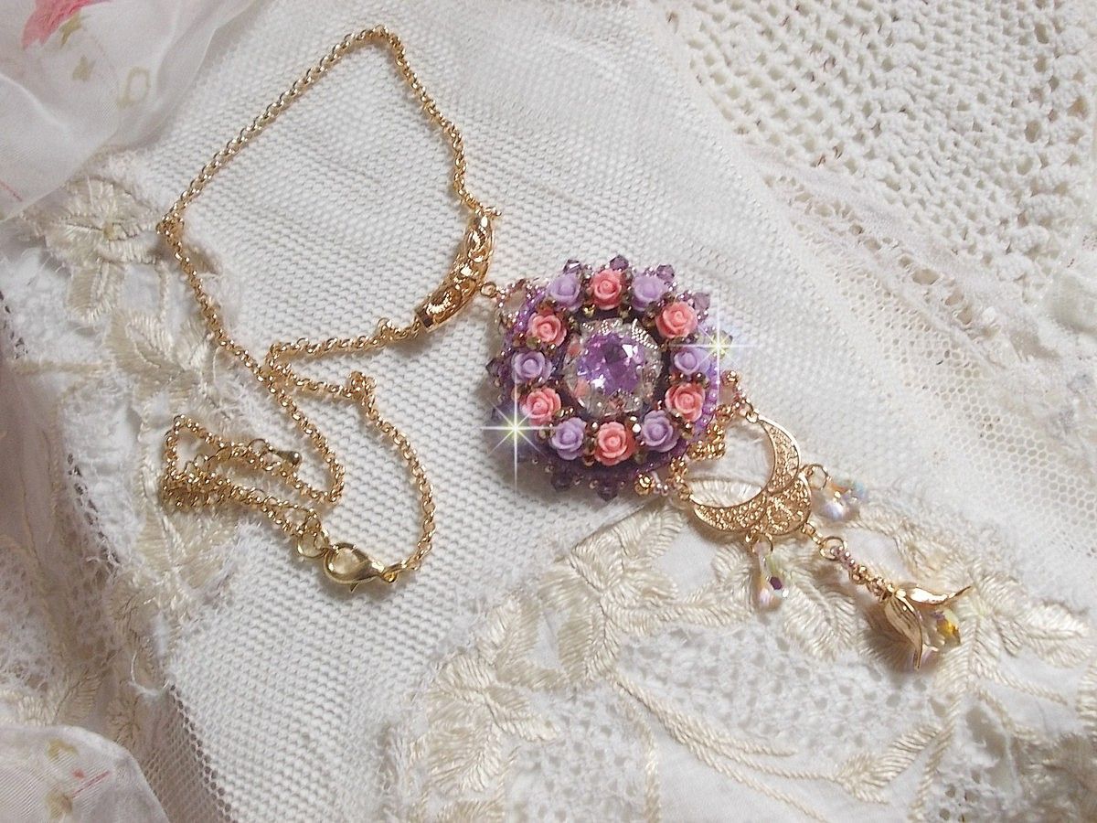 Halsketting hanger Ice Purple geborduurd met Swarovski kristallen 