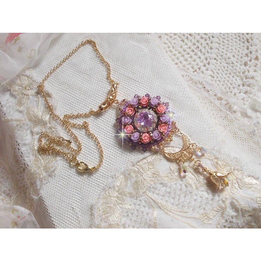 Halsketting hanger Ice Purple geborduurd met Swarovski kristallen 