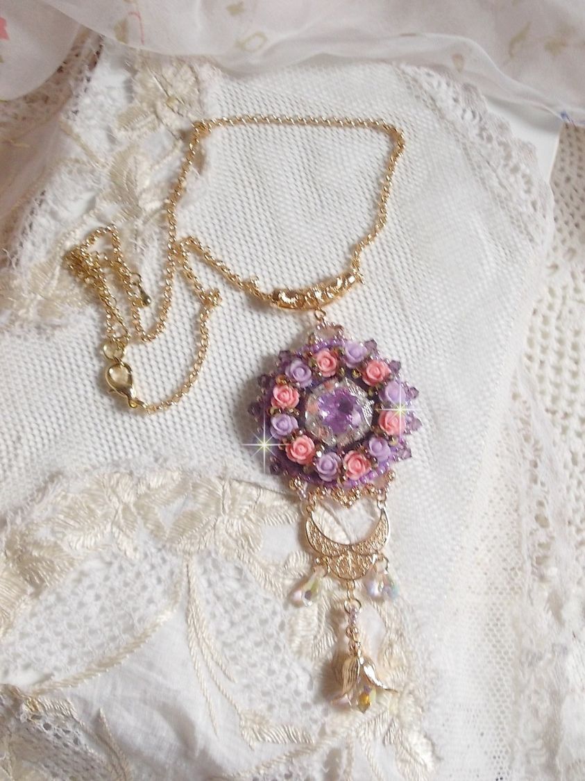 Halsketting hanger Ice Purple geborduurd met Swarovski kristallen 