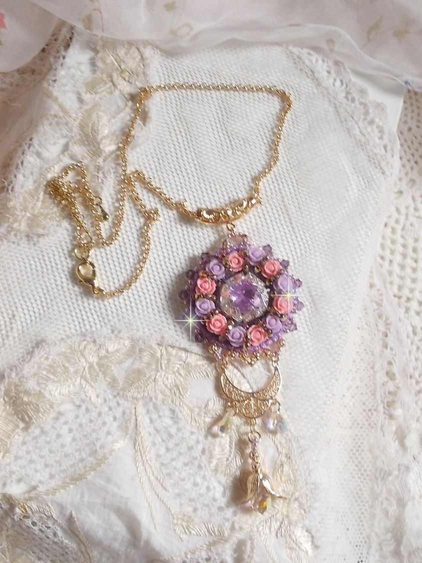 Halsketting hanger Ice Purple geborduurd met Swarovski kristallen 