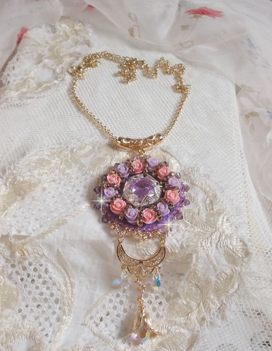 Halsketting hanger Ice Purple geborduurd met Swarovski kristallen 