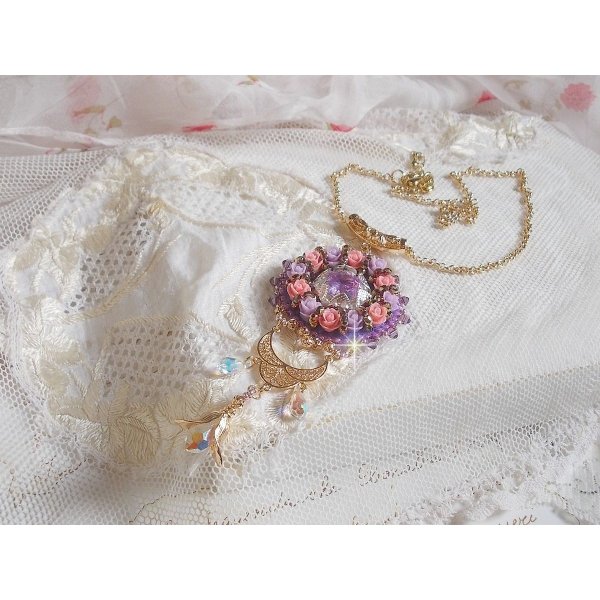 Halsketting hanger Ice Purple geborduurd met Swarovski kristallen 