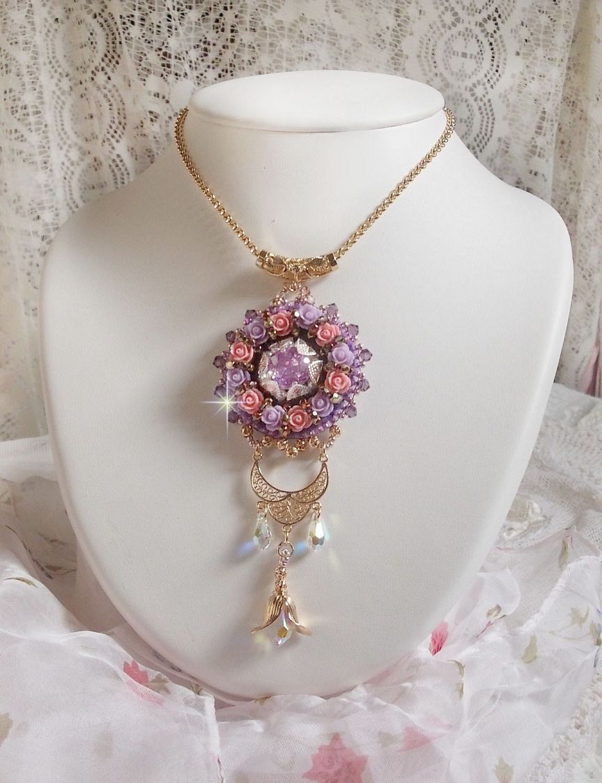 Halsketting hanger Ice Purple geborduurd met Swarovski kristallen 