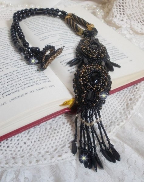 Black Habit Hanger geborduurd met ronde Onyx stenen, gefacetteerde hangers, gefacetteerde cilinderkralen, facetten en kwaliteitszaadkralen