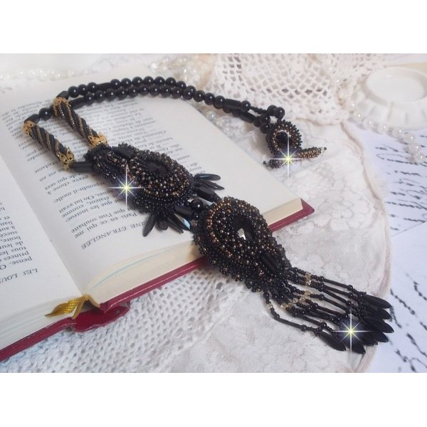 Black Habit Hanger geborduurd met ronde Onyx stenen, gefacetteerde hangers, gefacetteerde cilinderkralen, facetten en kwaliteitszaadkralen