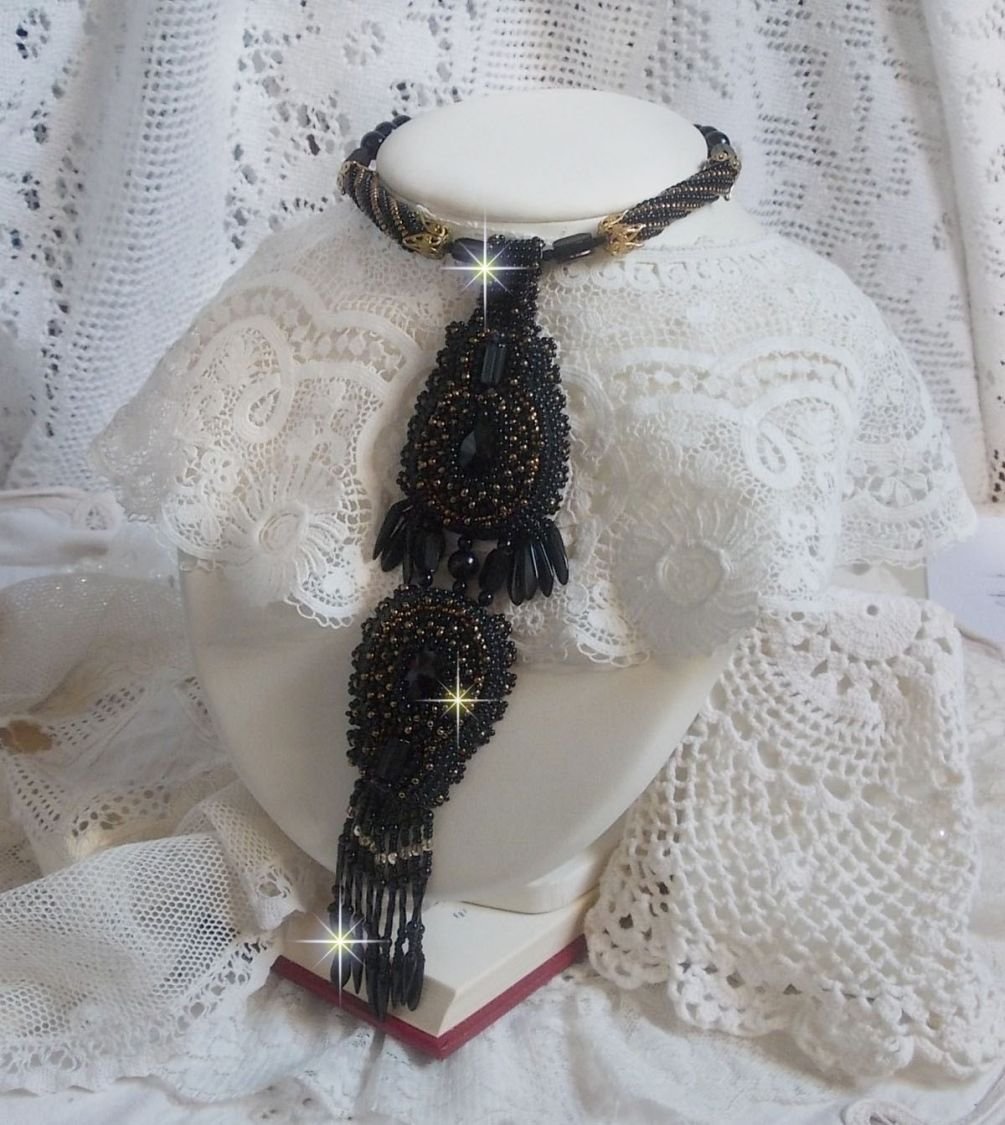 Black Habit Hanger geborduurd met ronde Onyx stenen, gefacetteerde hangers, gefacetteerde cilinderkralen, facetten en kwaliteitszaadkralen