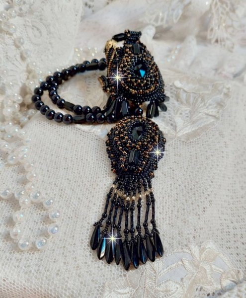 Black Habit Hanger geborduurd met ronde Onyx stenen, gefacetteerde hangers, gefacetteerde cilinderkralen, facetten en kwaliteitszaadkralen
