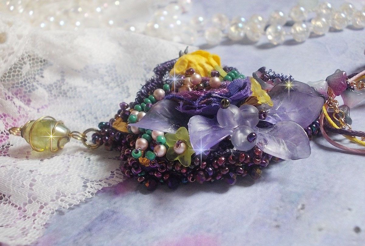 Lady Romantic hanger geborduurd met paars kant, vergulde accessoires, Miyuki rocailles, diverse kwaliteitskralen