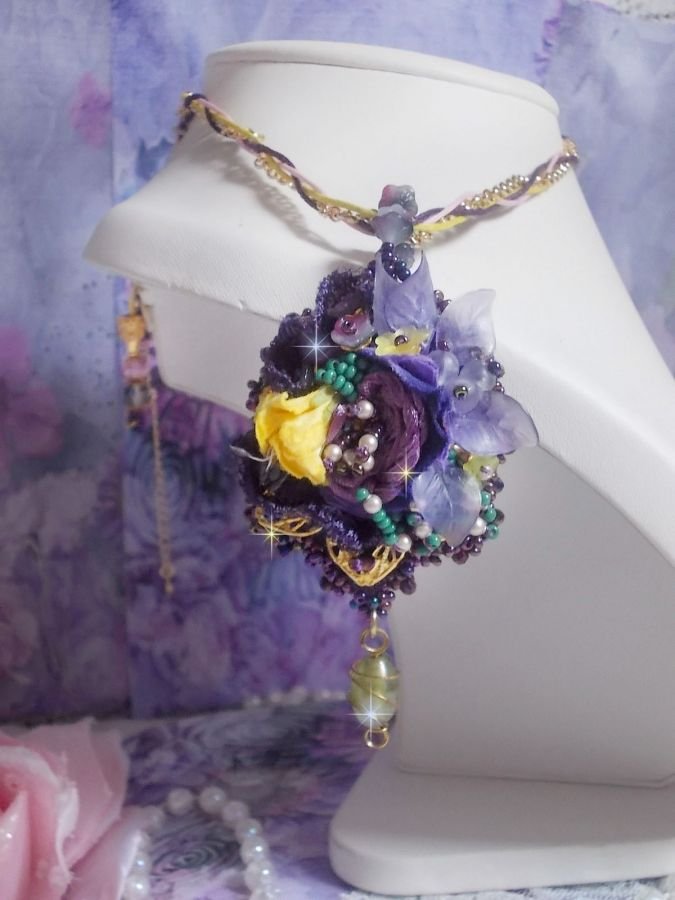 Lady Romantic hanger geborduurd met paars kant, vergulde accessoires, Miyuki rocailles, diverse kwaliteitskralen