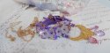 Laureline hanger ketting geborduurd met paars DMC katoen, Swarovski kristallen en matte bloemen.
