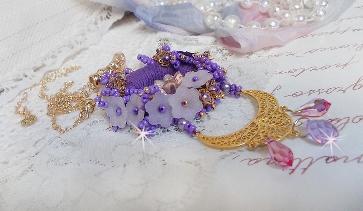 Laureline hanger ketting geborduurd met paars DMC katoen, Swarovski kristallen en matte bloemen.