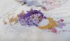 Laureline hanger ketting geborduurd met paars DMC katoen, Swarovski kristallen en matte bloemen.