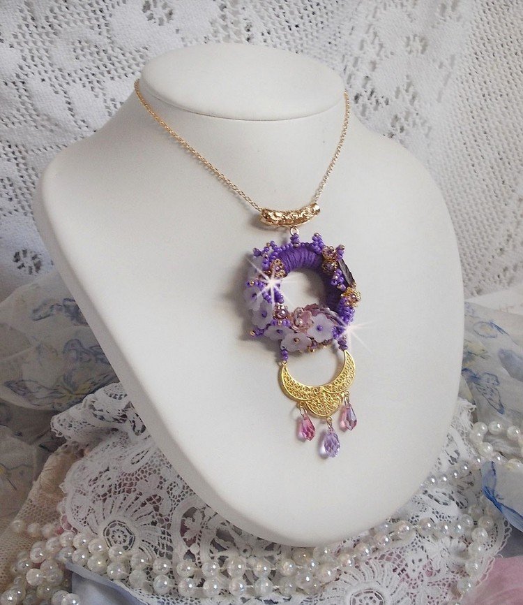 Laureline hanger ketting geborduurd met paars DMC katoen, Swarovski kristallen en matte bloemen.