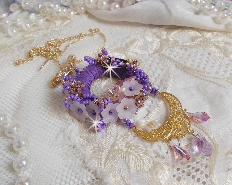 Laureline hanger ketting geborduurd met paars DMC katoen, Swarovski kristallen en matte bloemen.
