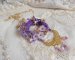 Laureline hanger ketting geborduurd met paars DMC katoen, Swarovski kristallen en matte bloemen.