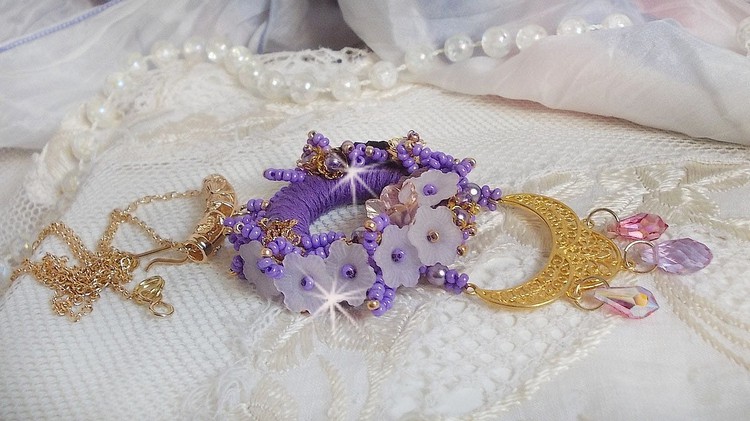 Laureline hanger ketting geborduurd met paars DMC katoen, Swarovski kristallen en matte bloemen.