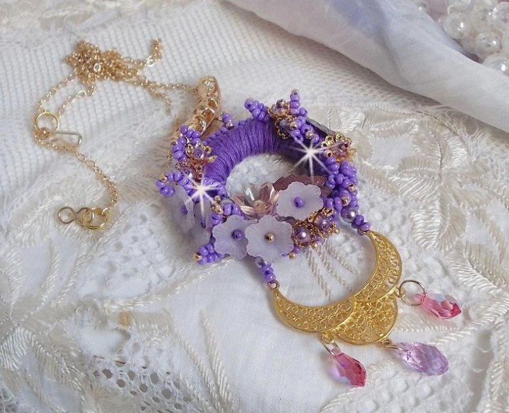 Laureline hanger ketting geborduurd met paars DMC katoen, Swarovski kristallen en matte bloemen.
