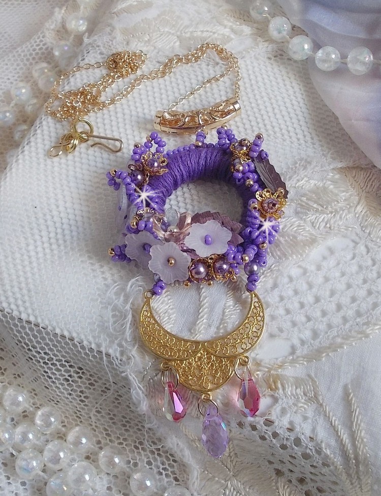 Laureline hanger ketting geborduurd met paars DMC katoen, Swarovski kristallen en matte bloemen.