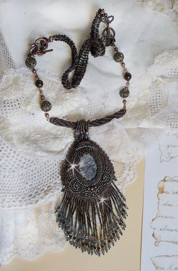Lange bruine Picasso hanger geborduurd met Picasso Jaspis, Miyuki en Toho rocailles, Swarovski kristallen en Boheems glas facetten.