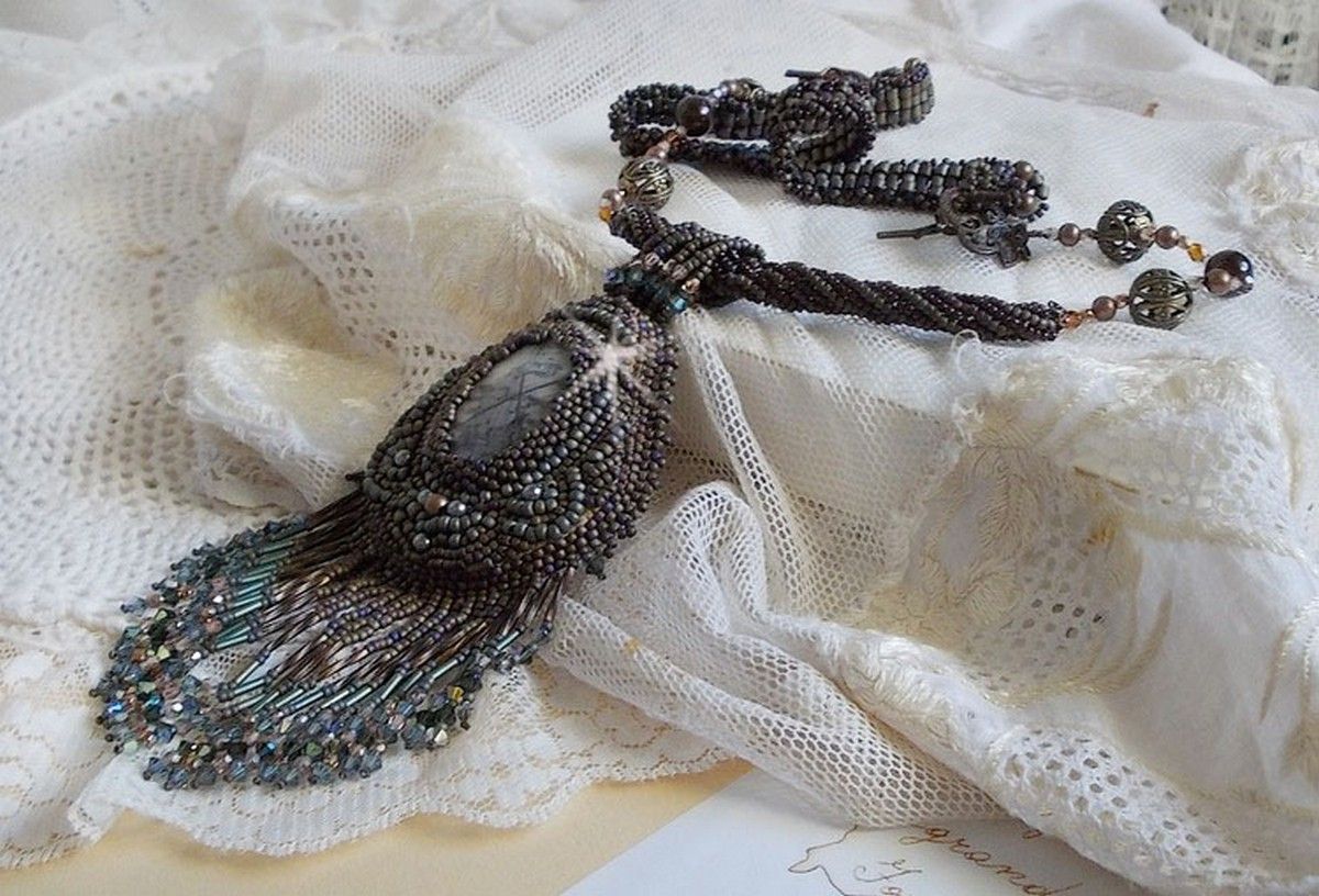 Lange bruine Picasso hanger geborduurd met Picasso Jaspis, Miyuki en Toho rocailles, Swarovski kristallen en Boheems glas facetten.