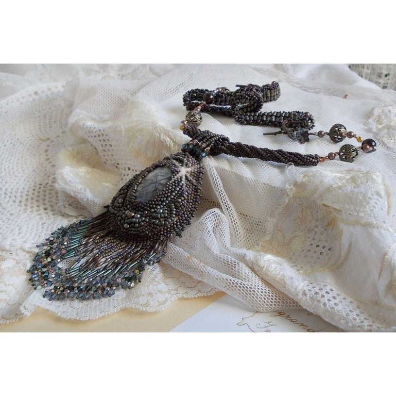 Lange bruine Picasso hanger geborduurd met Picasso Jaspis, Miyuki en Toho rocailles, Swarovski kristallen en Boheems glas facetten.