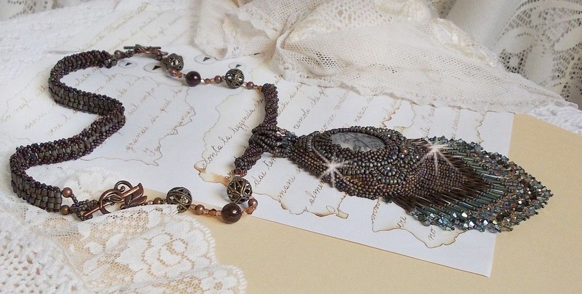 Lange bruine Picasso hanger geborduurd met Picasso Jaspis, Miyuki en Toho rocailles, Swarovski kristallen en Boheems glas facetten.