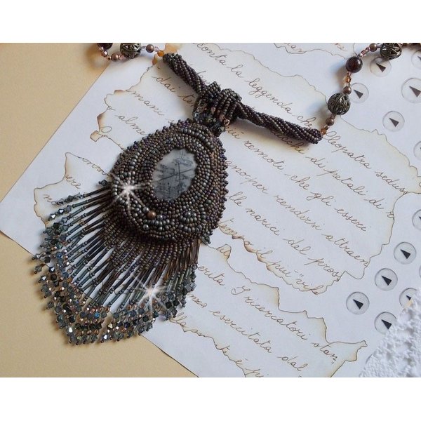 Lange bruine Picasso hanger geborduurd met Picasso Jaspis, Miyuki en Toho rocailles, Swarovski kristallen en Boheems glas facetten.